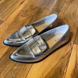 EUC Bar 3 silver metallic loafers size 7.5